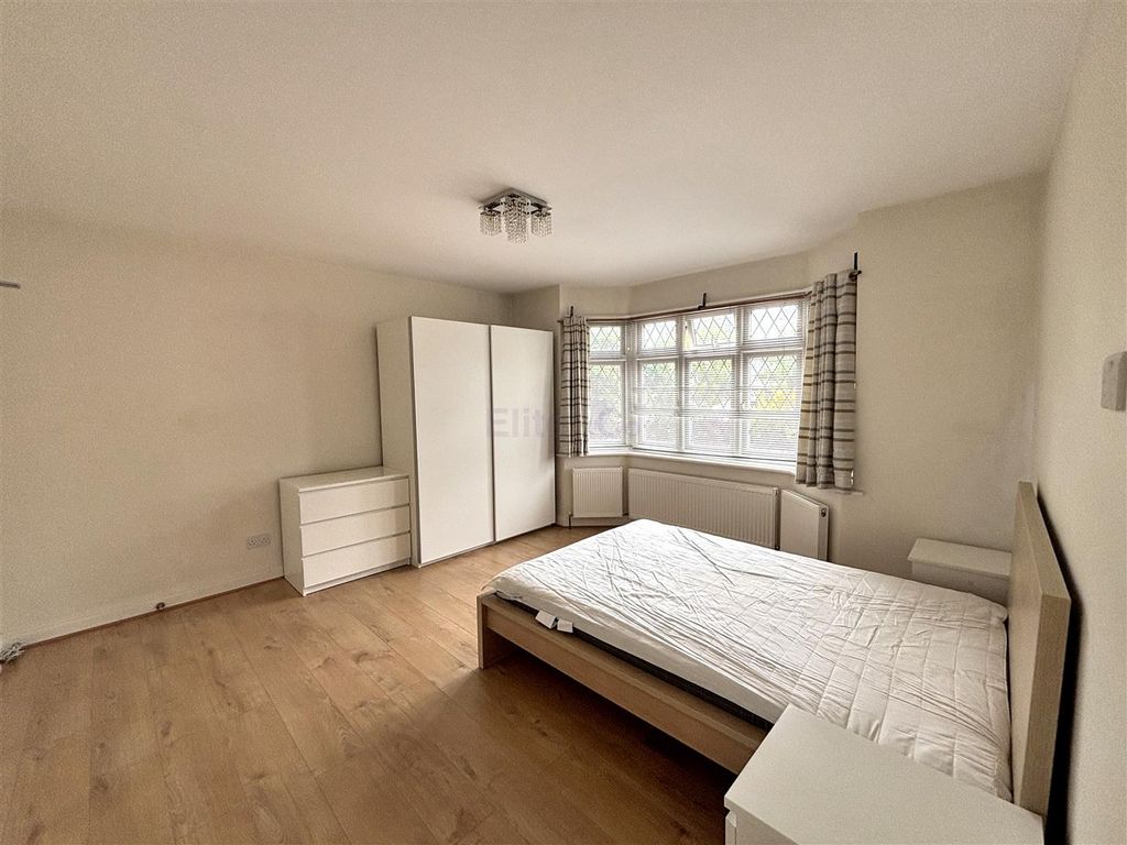 Property photo 2 of 10 Bedroom