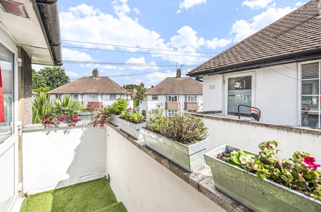 Property photo 3 of 8 Grove Close (6)
