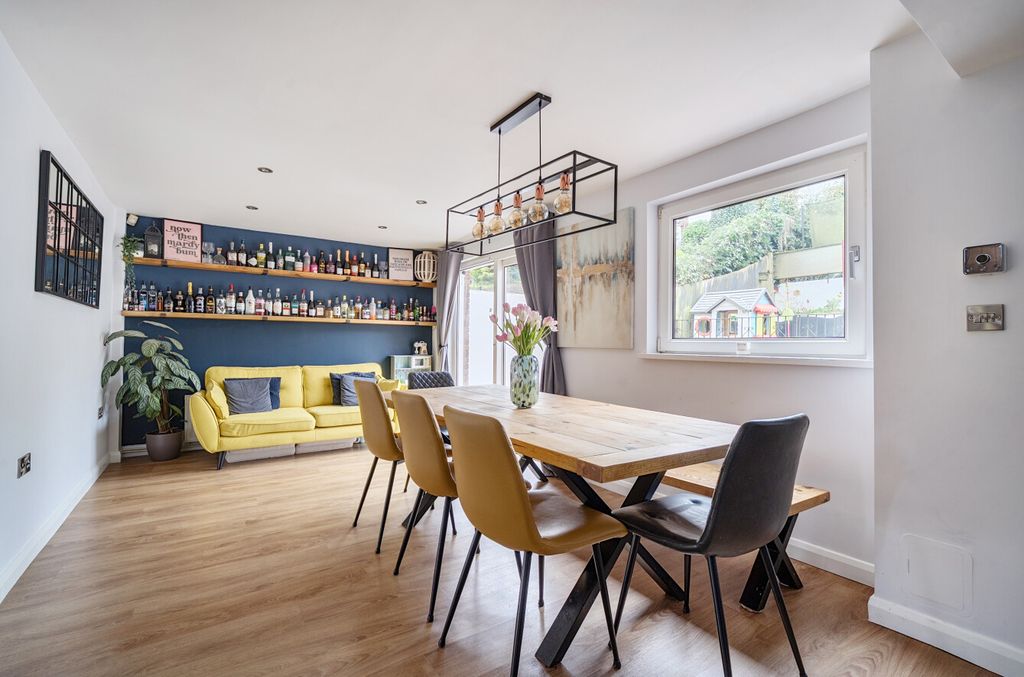 Property photo 3 of 25 1405523-7-697B950...