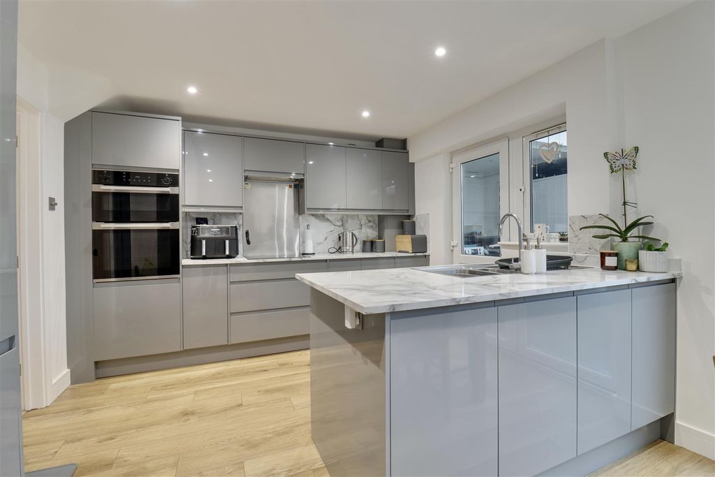 Property photo 2 of 12 1E9C7811-2E9F-4F6C-B8Ea-3D895A5B0B87_1_201_A.Jpeg