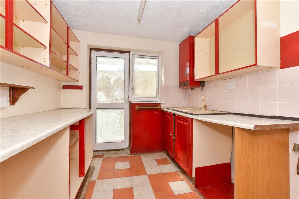 Property photo 3 of 17 Kitchen