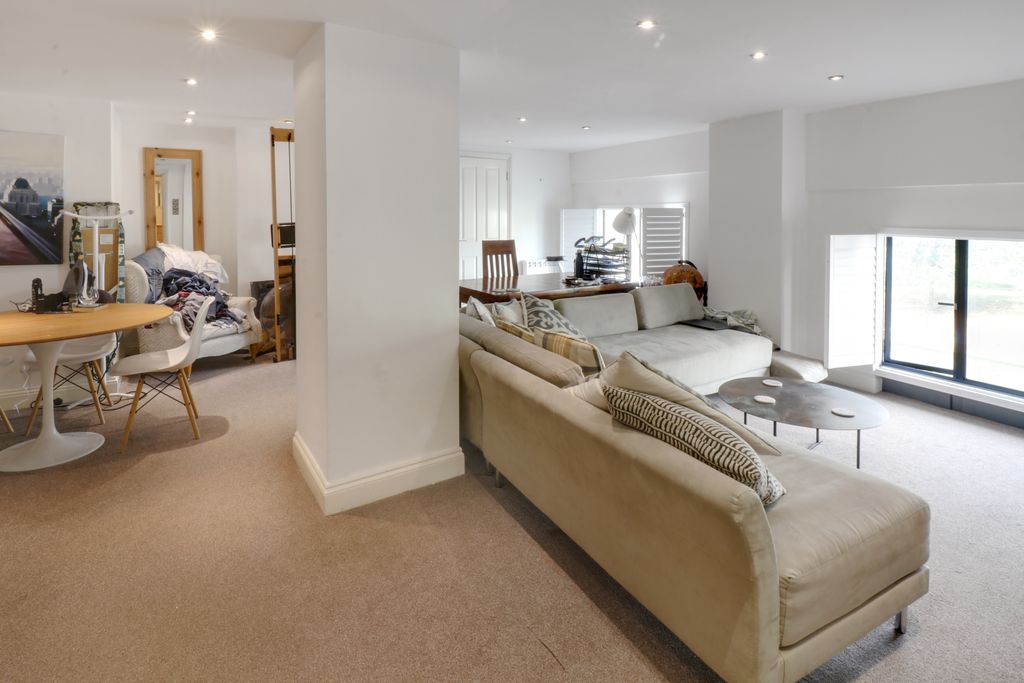 Property photo 2 of 27