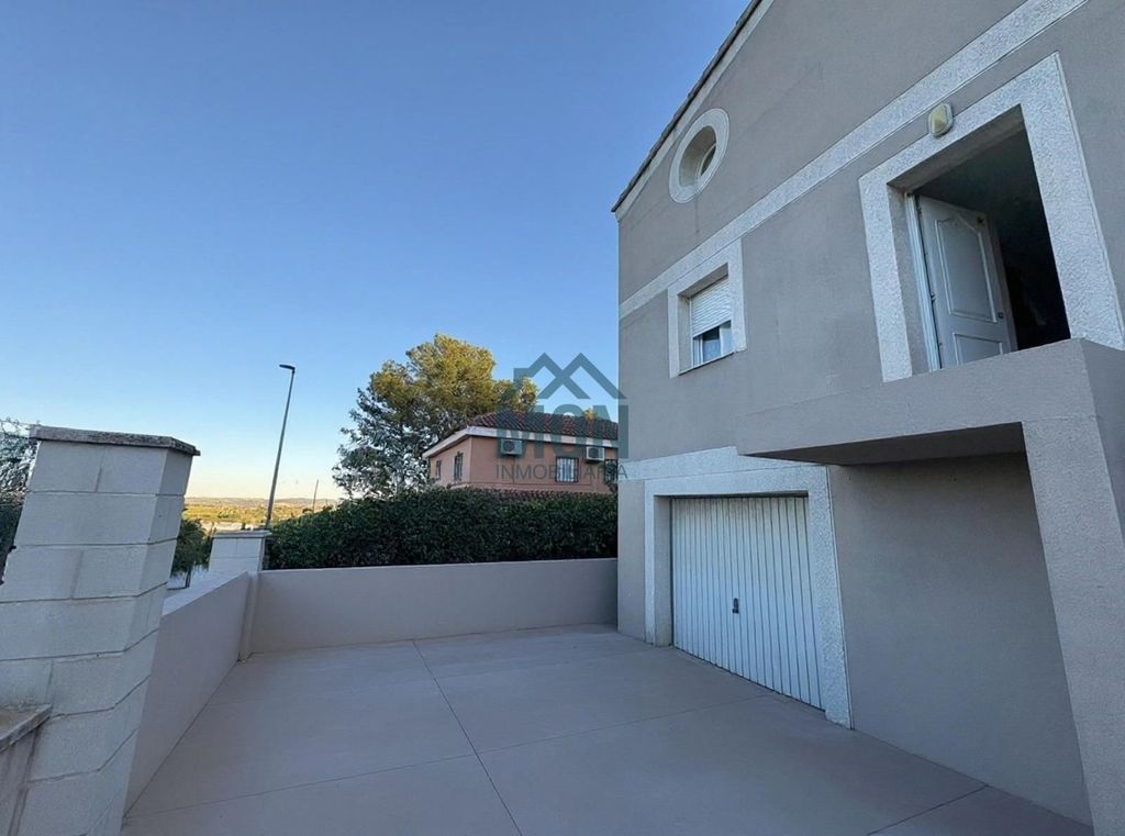 Property photo 2 of 28