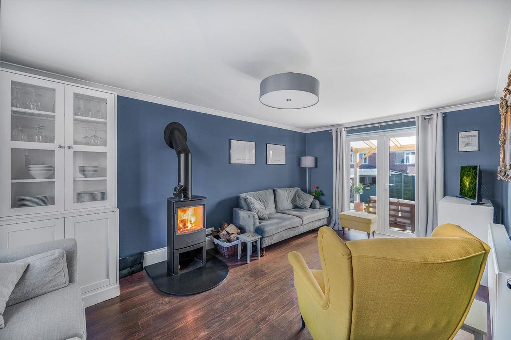 Property photo 3 of 20 Lounge