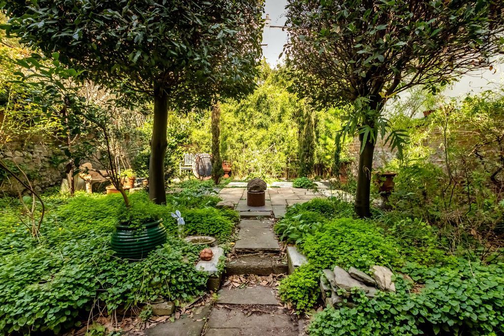 Property photo 3 of 18 Garden