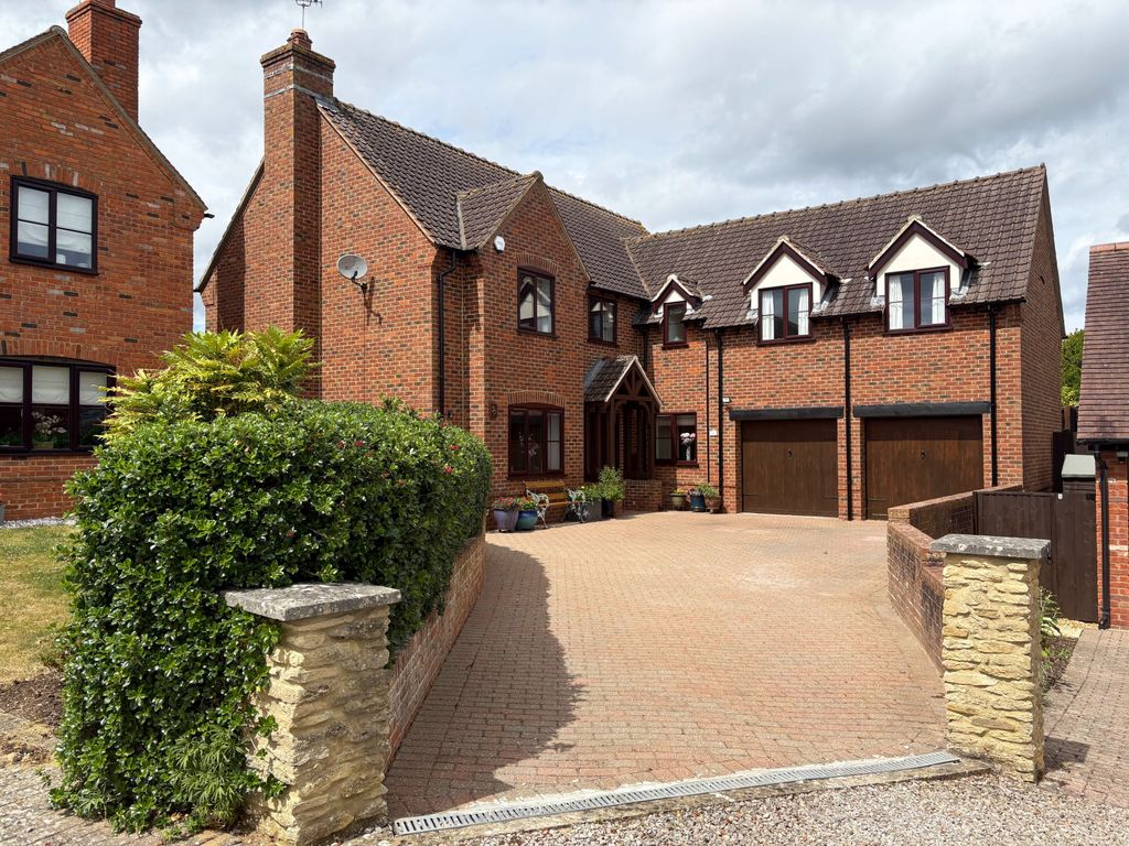 Property photo 1 of 34 5 Bedroom Detached House For Sale