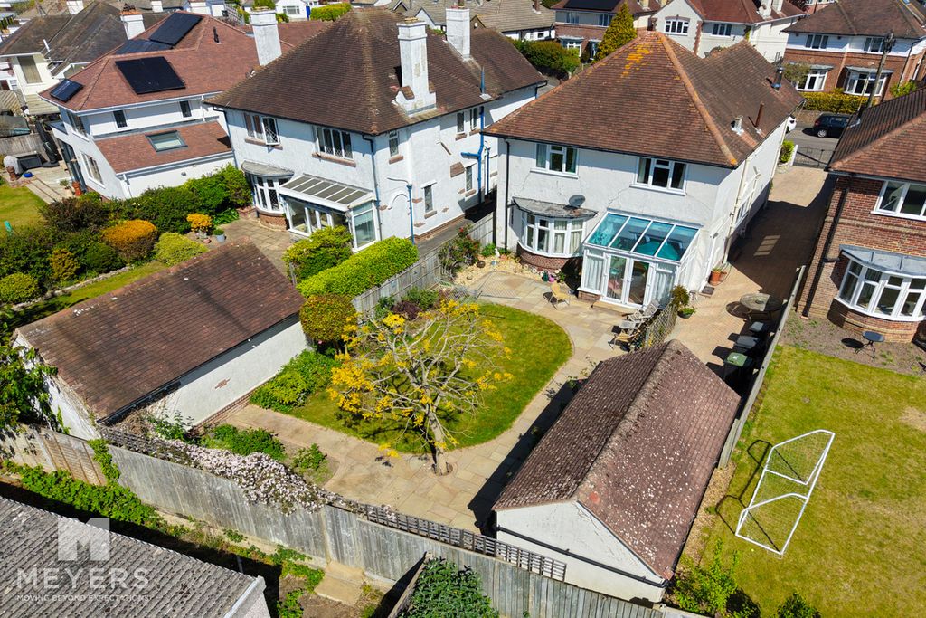 Property photo 2 of 32