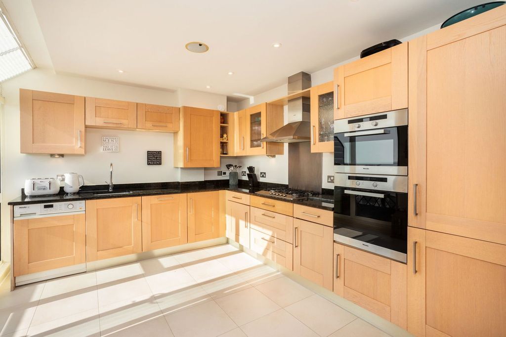 Property photo 3 of 25