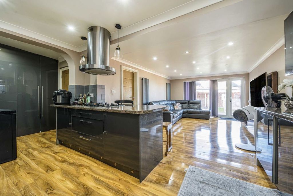 Property photo 3 of 8