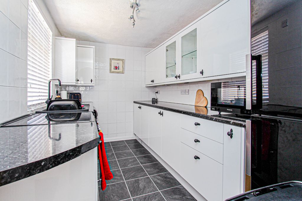 Property photo 2 of 10 Kitchen
