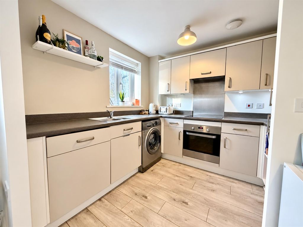 Property photo 2 of 14 Fitted Kitchen: