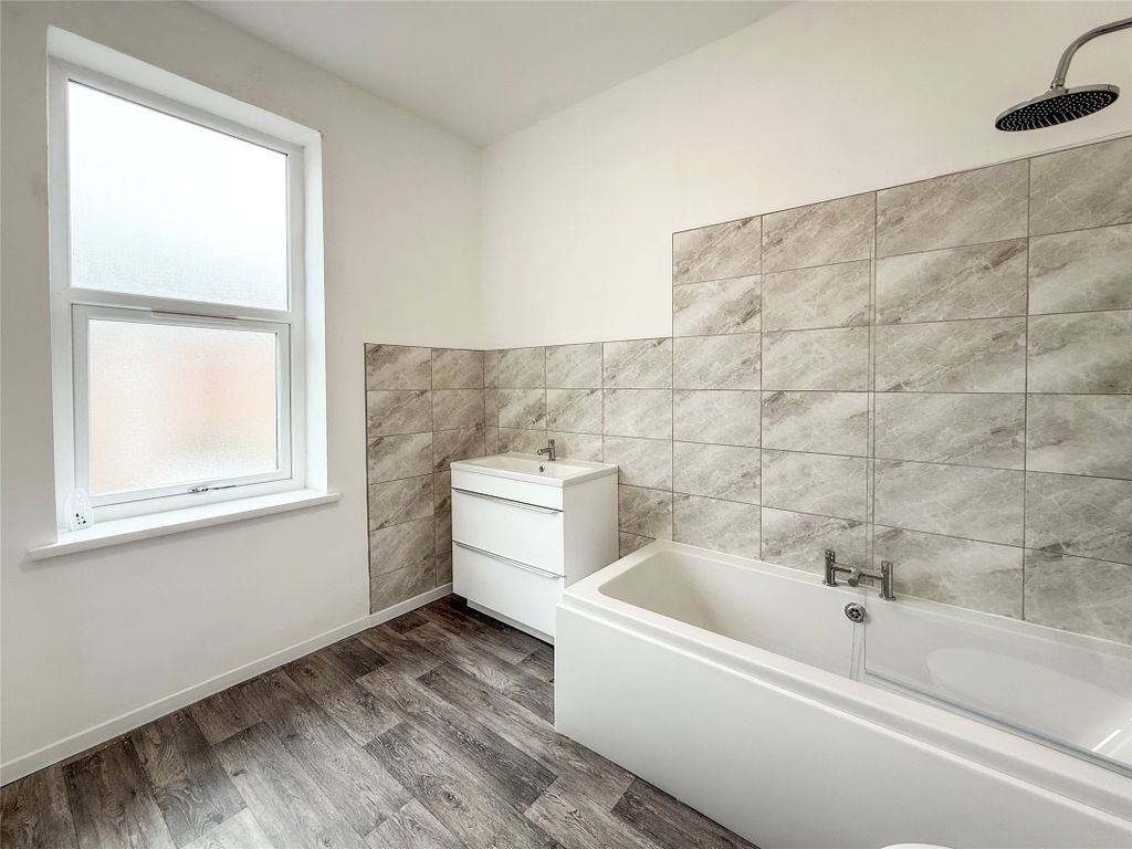 Property photo 3 of 19 Bathroom