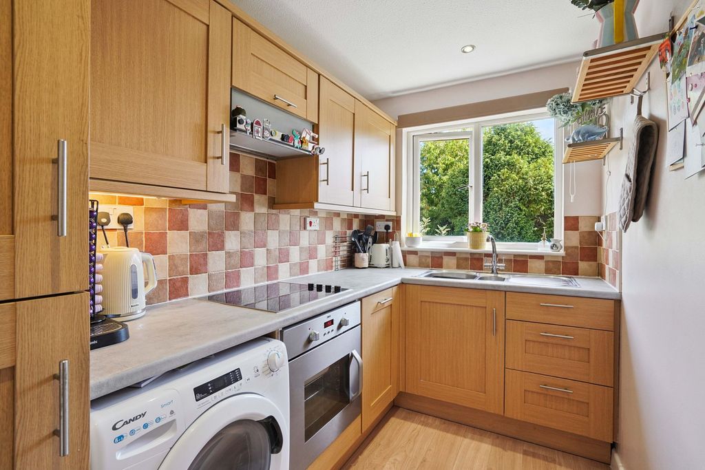Property photo 3 of 10 Kitchen