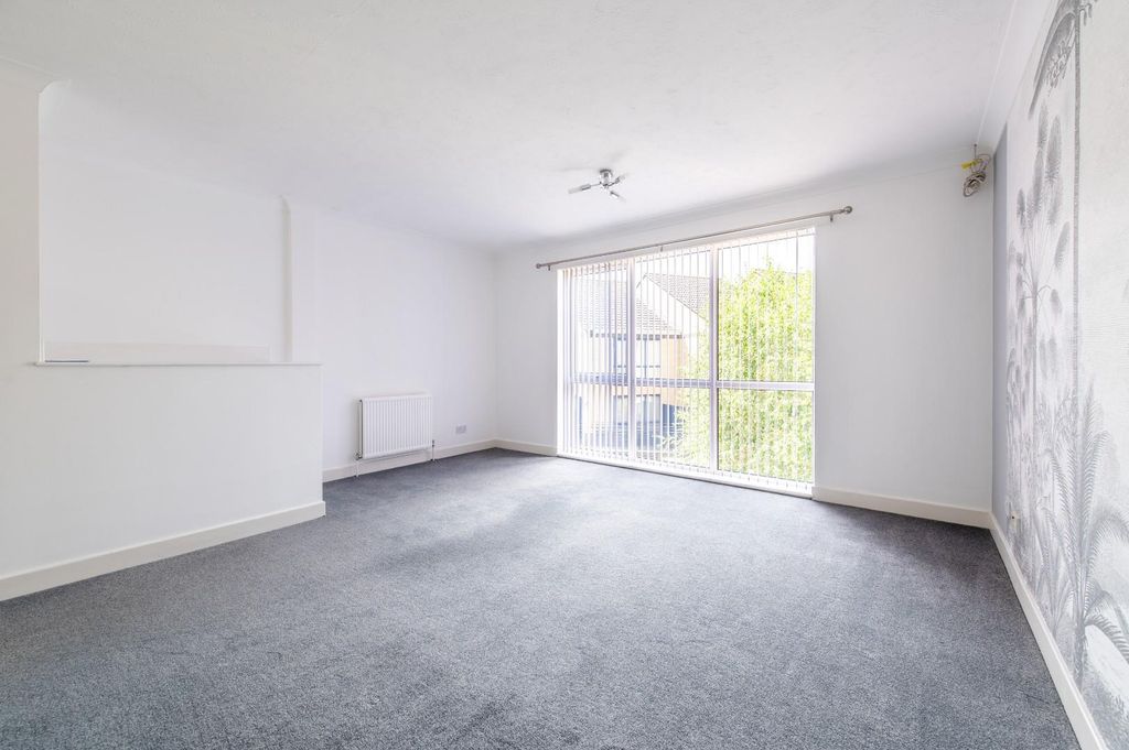 Property photo 3 of 11 Living Room