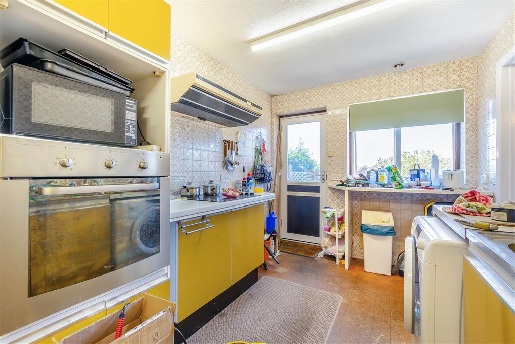 Property photo 3 of 18 8703035-Interior17.Jpg