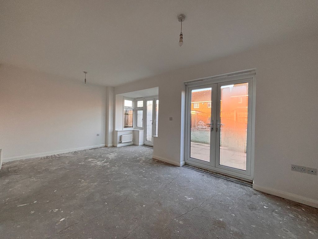 Property photo 3 of 13 Lounge