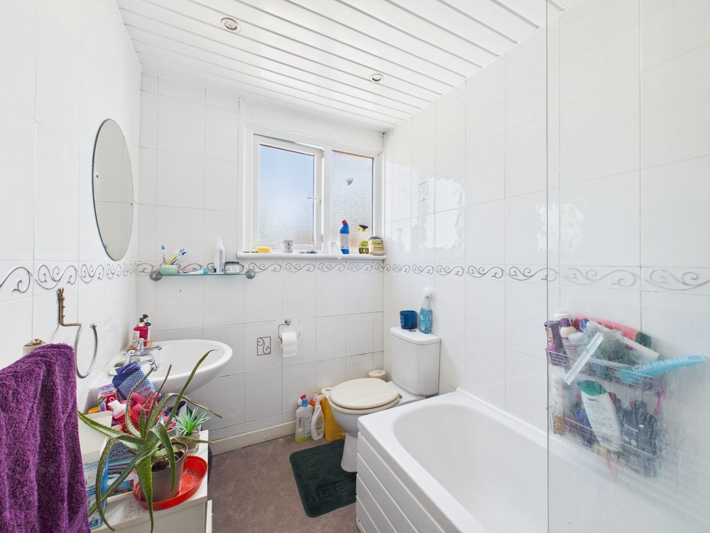 Property photo 3 of 16 Bathroom