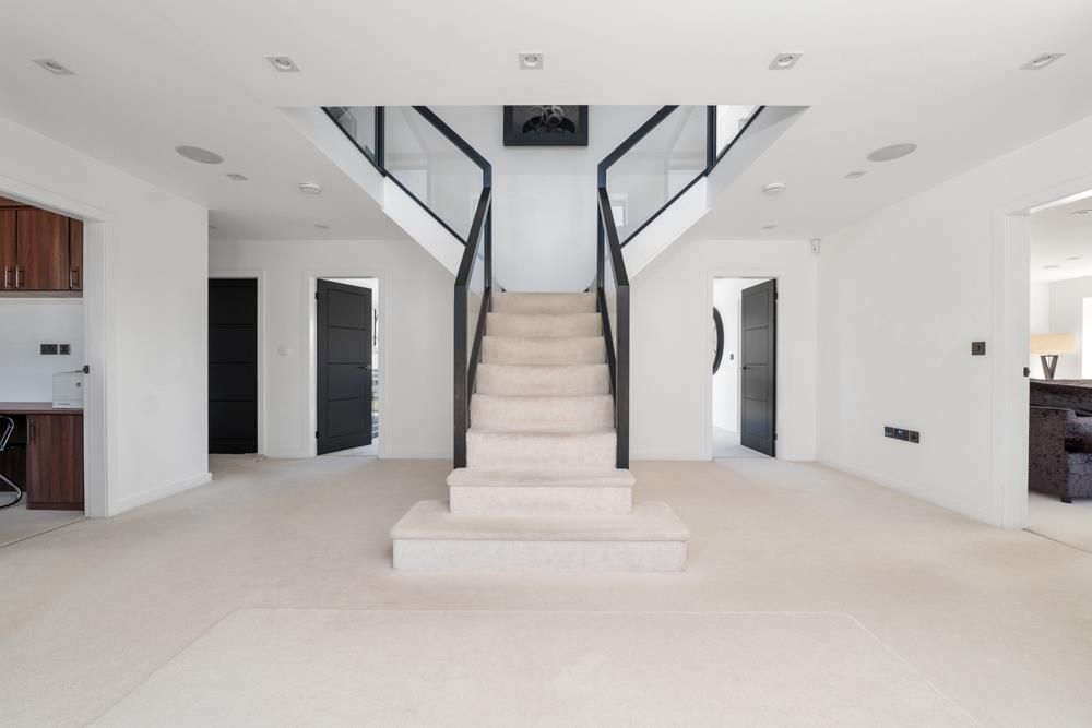 Property photo 3 of 28 Entrance Hall