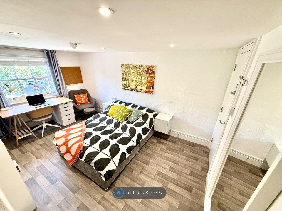 Property photo 1 of 14 Room 7 Spacious Room With Lots Of Storage