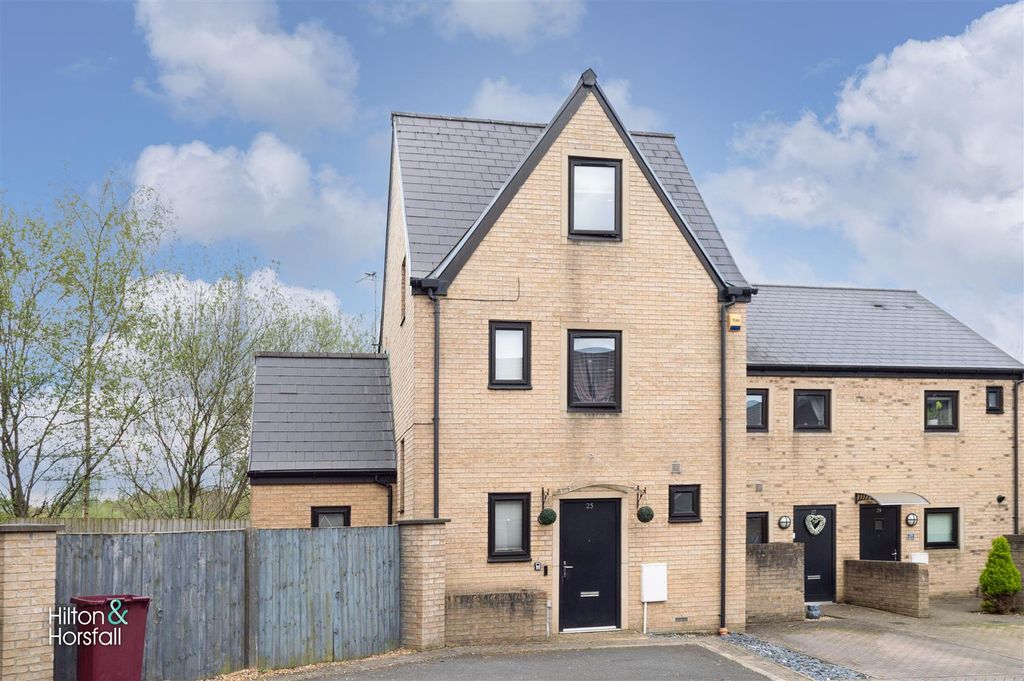 Property photo 1 of 18 Wilding Way