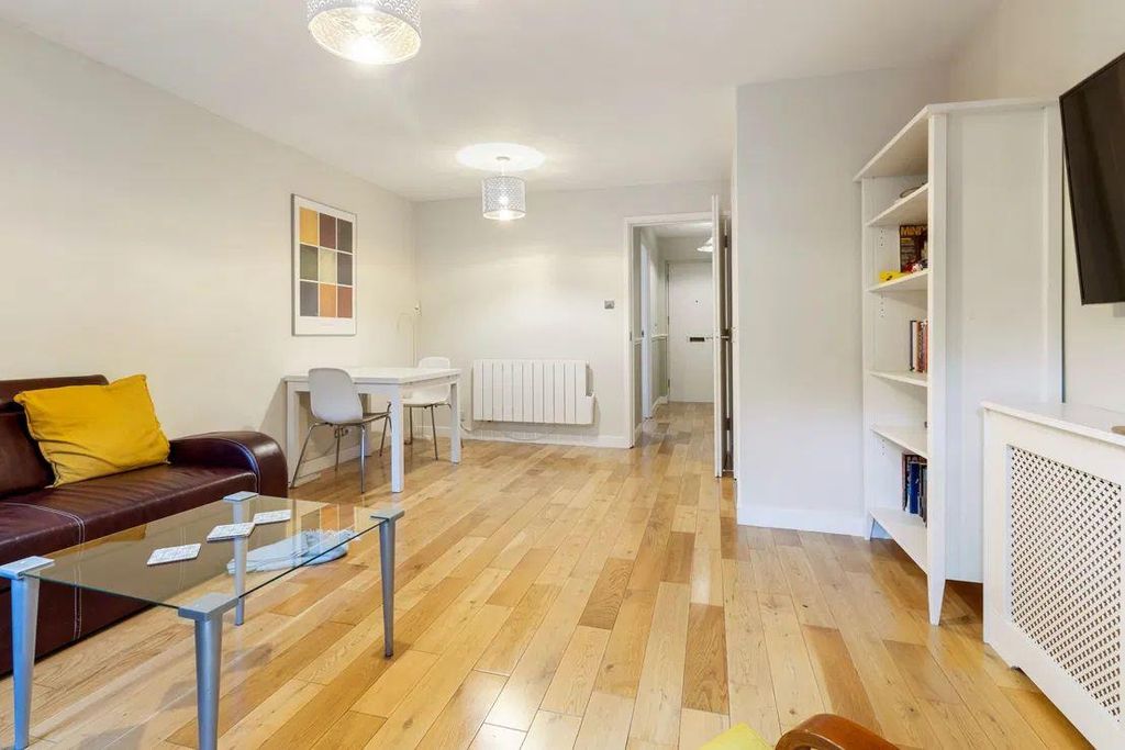 Property photo 1 of 8 Athol Square, E14 - For Sale - Barrain London Esta