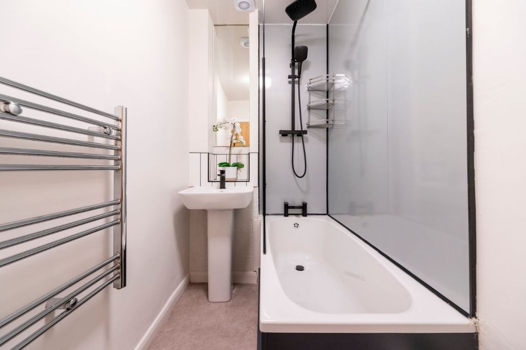 Property photo 3 of 16 30Fr - Bathroom