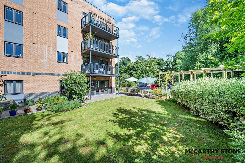 Property photo 1 of 14 Communal Gardens