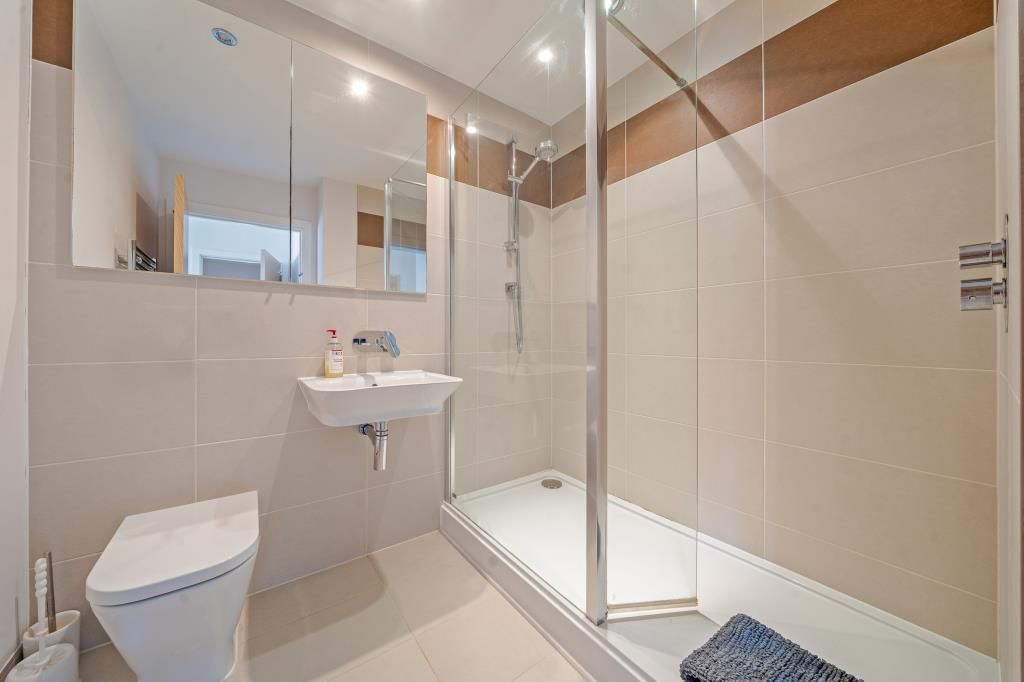 Property photo 3 of 18 Bathroom