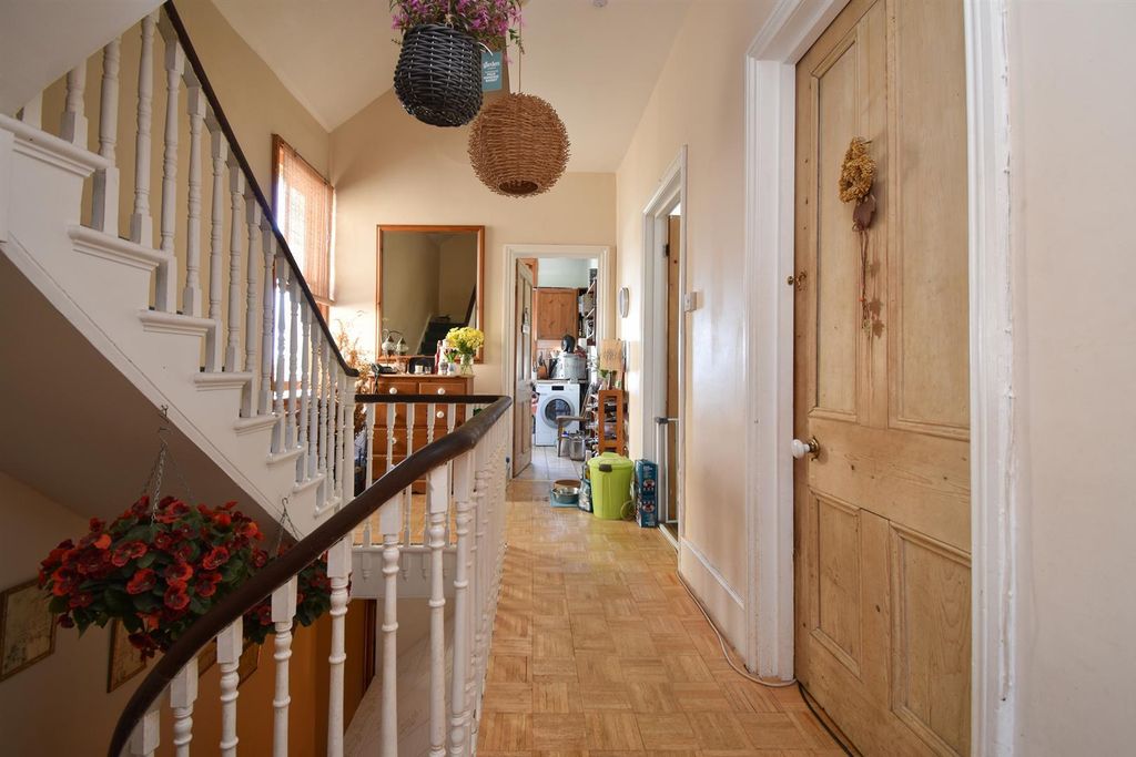 Property photo 1 of 17 Landing