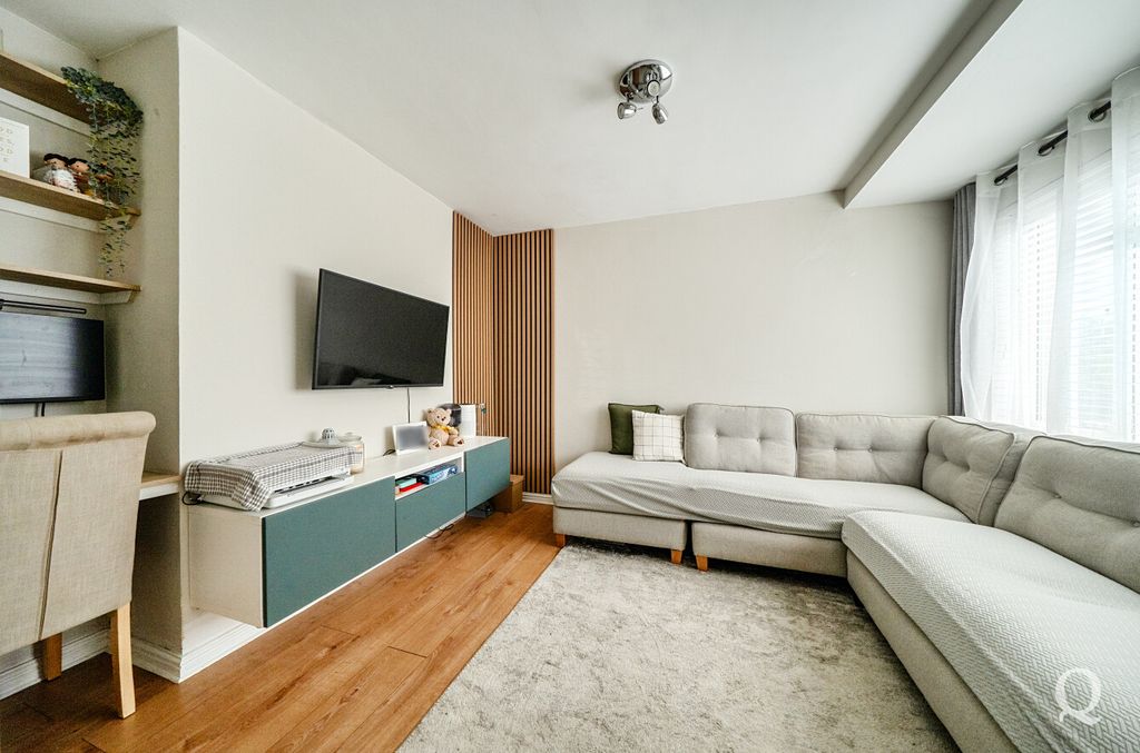 Property photo 2 of 27 dcc1E1B0-5534-4A0...