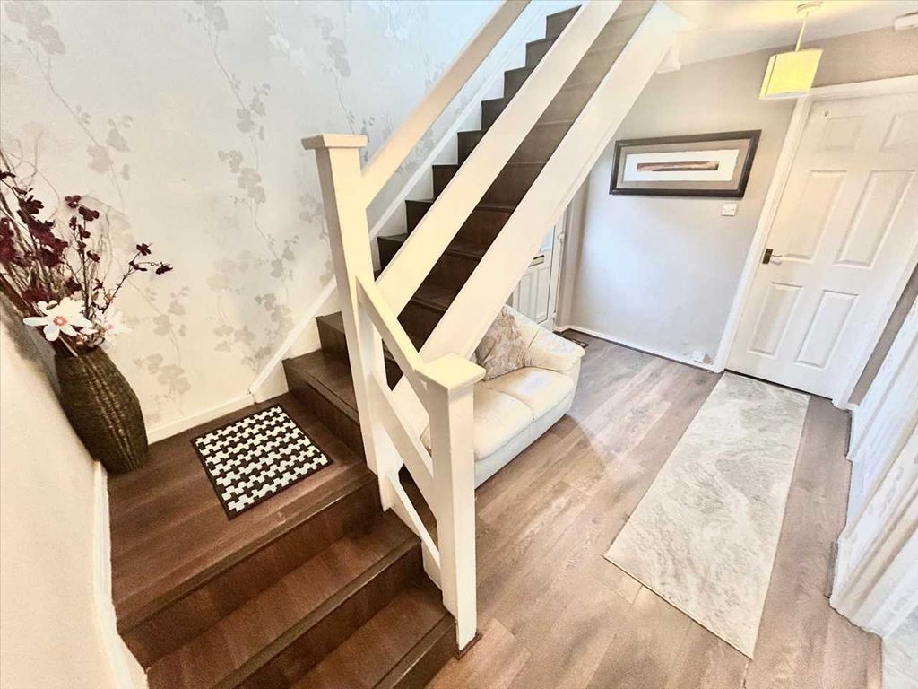 Property photo 3 of 26 Entrance Hallway