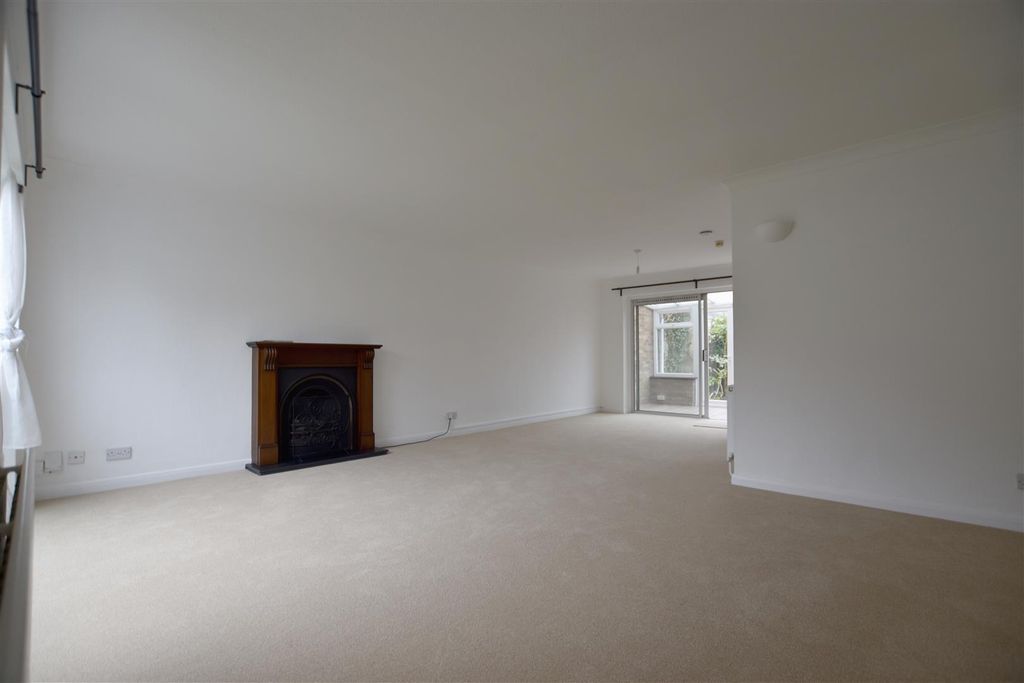 Property photo 2 of 11 Lounge.Jpg