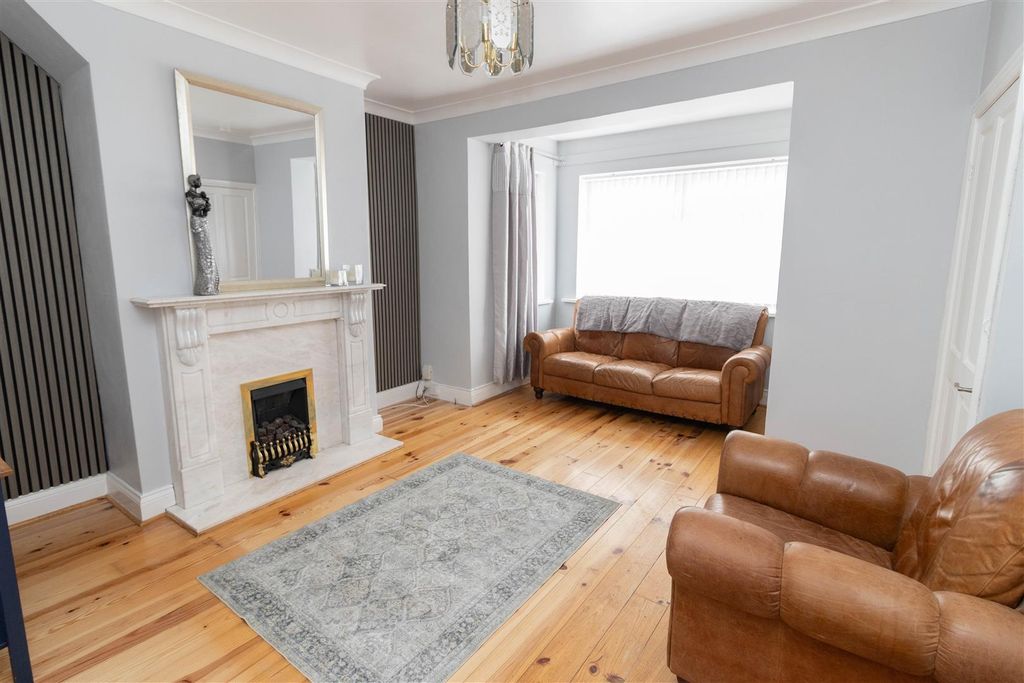 Property photo 2 of 11 Lounge