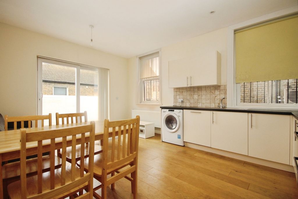 Property photo 3 of 11 Kitchen/Reception