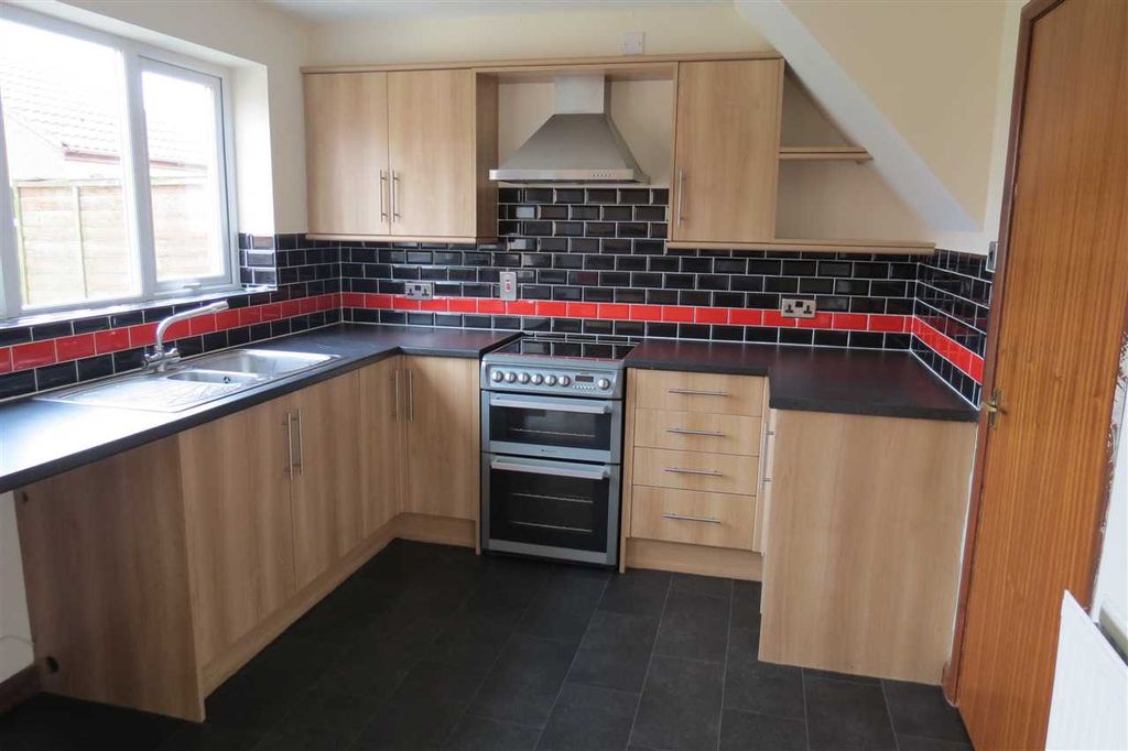 Property photo 3 of 7 Kitchen: