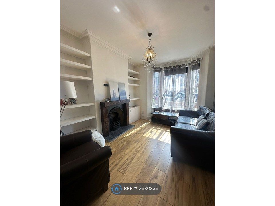 Property photo 3 of 23 Lounge