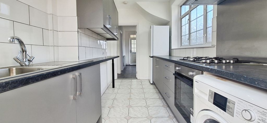 Property photo 3 of 17 Kitchen