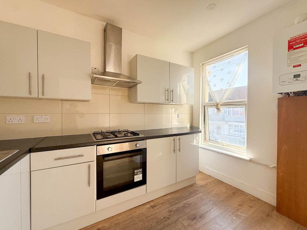 Property photo 3 of 12 Kitchen