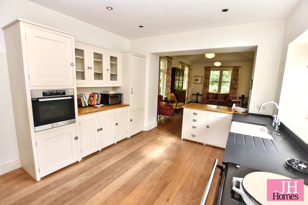 Property photo 2 of 40