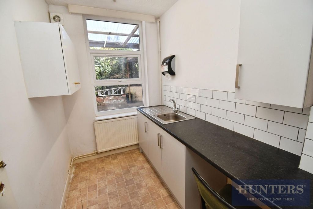 Property photo 3 of 9 Kitchenette