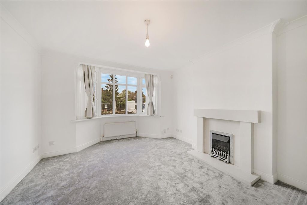 Property photo 2 of 17 885 Harrow Road - Junedfdh4K4Nl9Ysvqpg.Jpg