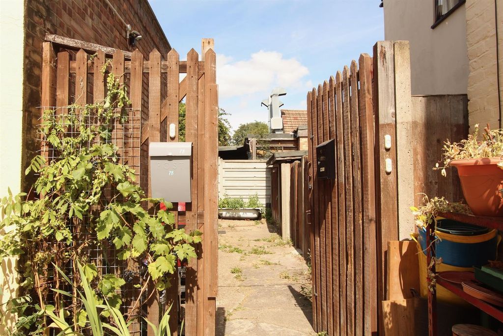 Property photo 3 of 11 Manley Court, N16