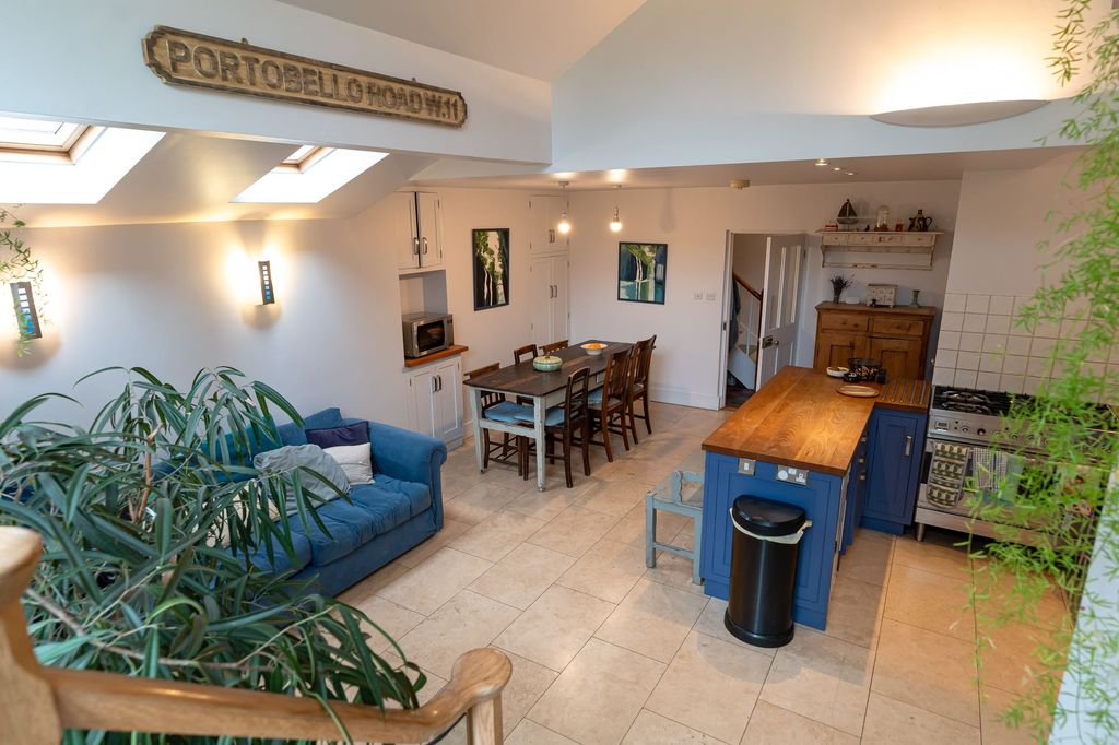 Property photo 3 of 19 Kitchen / Breakfast Room
