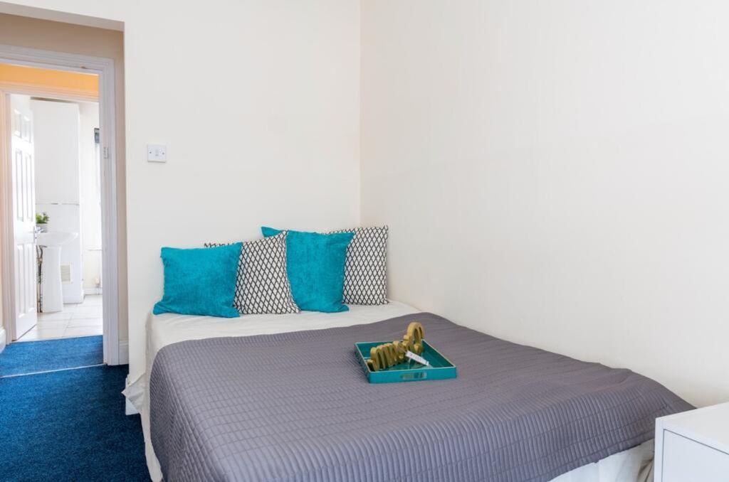 Property photo 2 of 7 This Inviting Double Bedroom Features A Cozy Bed A...