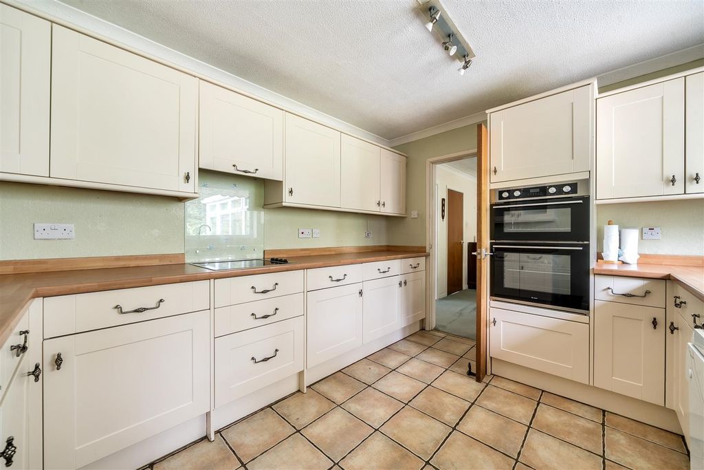 Property photo 3 of 19 Kitchen