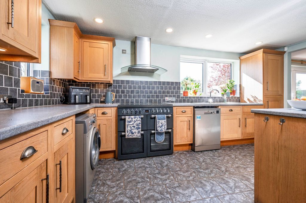 Property photo 3 of 19 Kitchen
