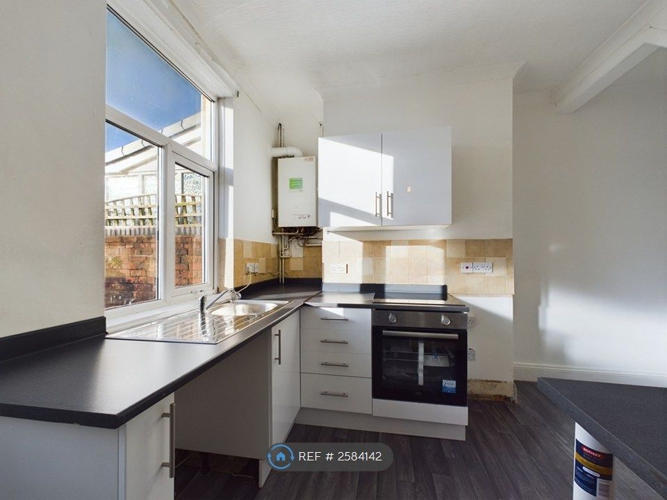 Property photo 3 of 8 Kitchen
