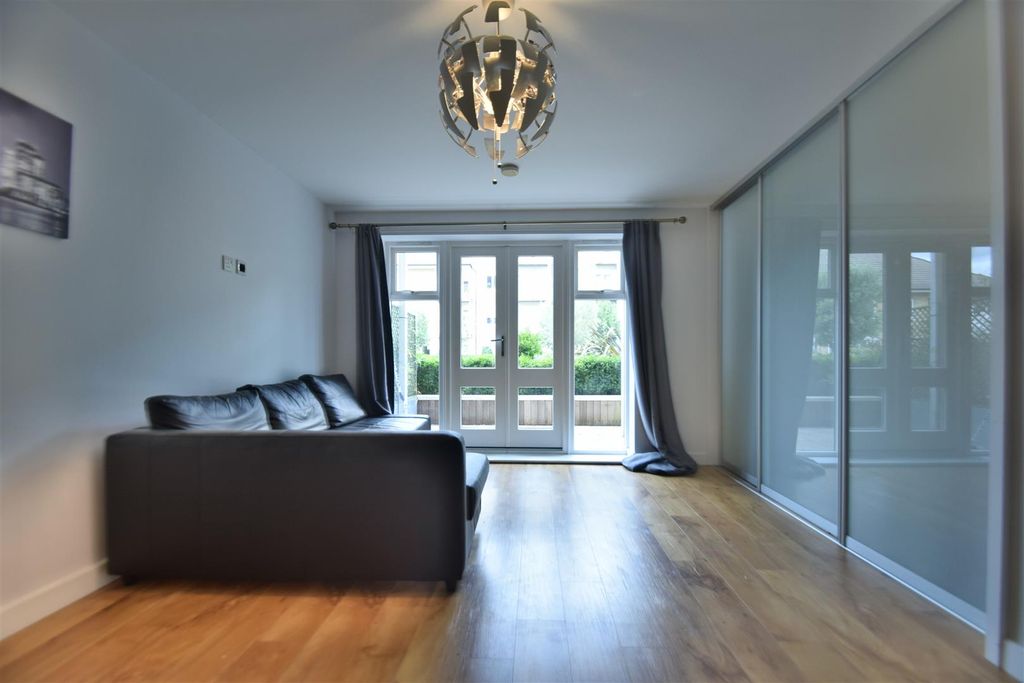 Property photo 3 of 14 Lounge