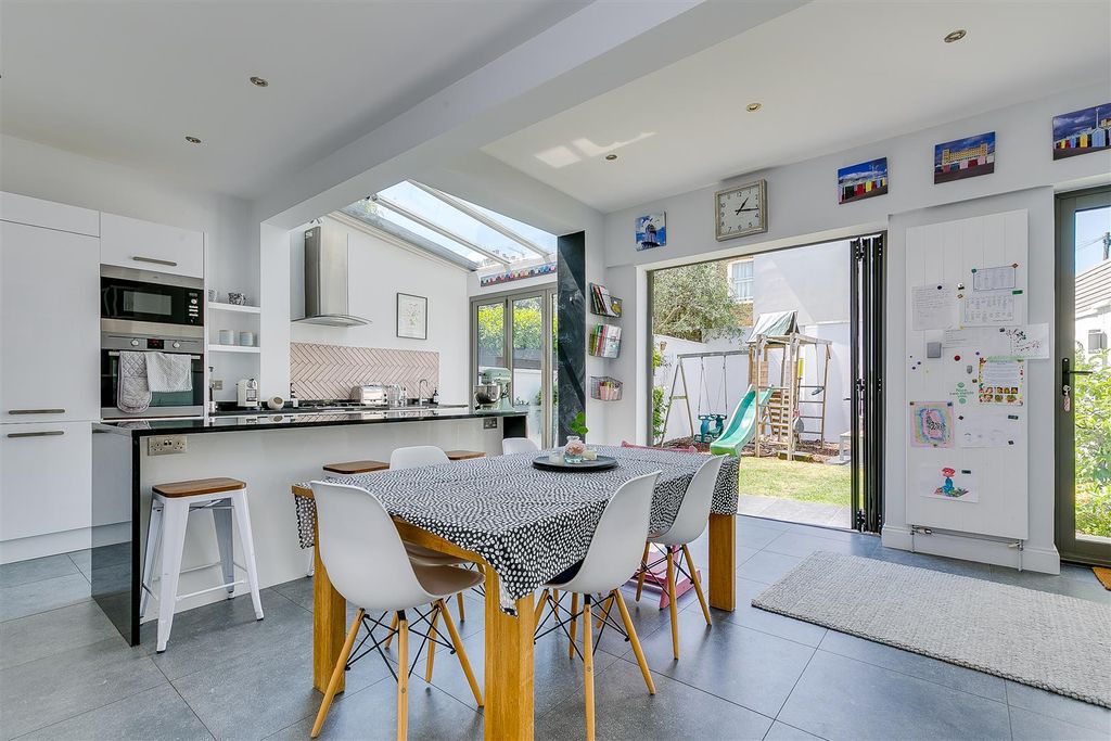 Property photo 2 of 15 For Sale - Heathfield Gardens, W4