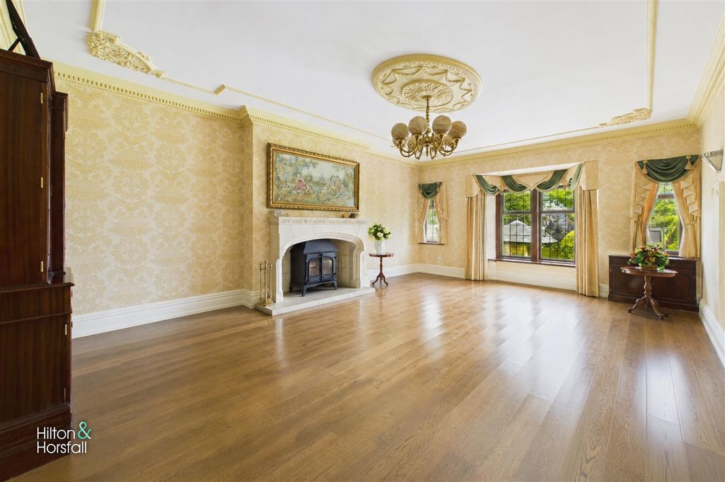 Property photo 2 of 35 Robin Hill